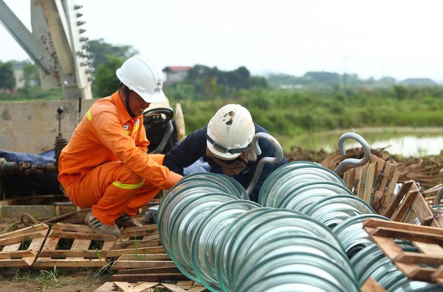 Vượt gian nan, EVN lập thêm kỳ tích - Ảnh 2.
