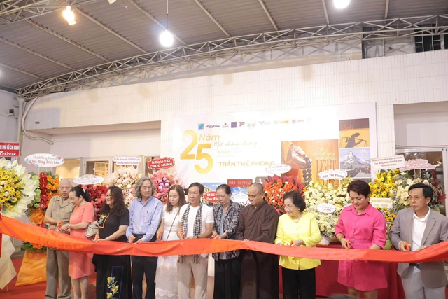 Trần Thế Phong tạo dấu ấn tại triển lãm ảnh "25 năm một chặng đường" - Ảnh 2.