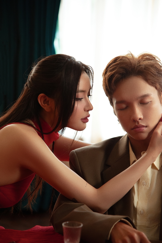 Bùi Bích Phương ôm chàng trai lạ, không phải Tăng Duy Tân - Ảnh 1.