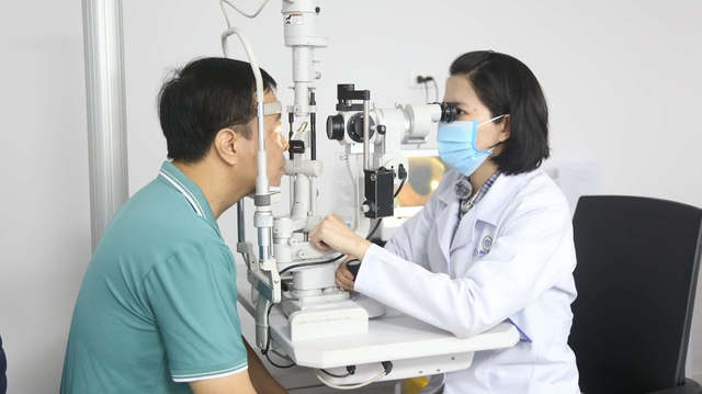 Tìm thị lực cho người đàn ông bị pháo nổ trúng mắt - Ảnh 3.