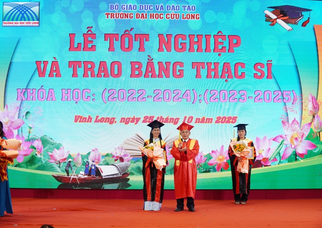 Trường ĐH Cửu Long trao bằng tốt nghiệp cho 224 tân thạc sĩ - Ảnh 4.