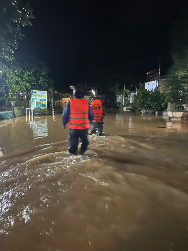 Mưa lớn tại Đà Nẵng gây ngập lụt , người dân chạy lũ khẩn cấp trong đêm - Ảnh 7. Mưa lớn tại Đà Nẵng gây ngập lụt , người dân chạy lũ khẩn cấp trong đêm - Ảnh 7.