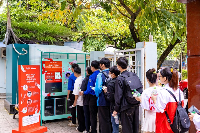 Coca-Cola triển khai chương trình "Chai nhựa tái sinh, hành trình tiếp nối" - Ảnh 1.