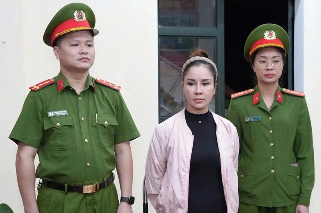 Nữ hiệu trưởng xinh đẹp và kế toán bị bắt giữ  - Ảnh 1.