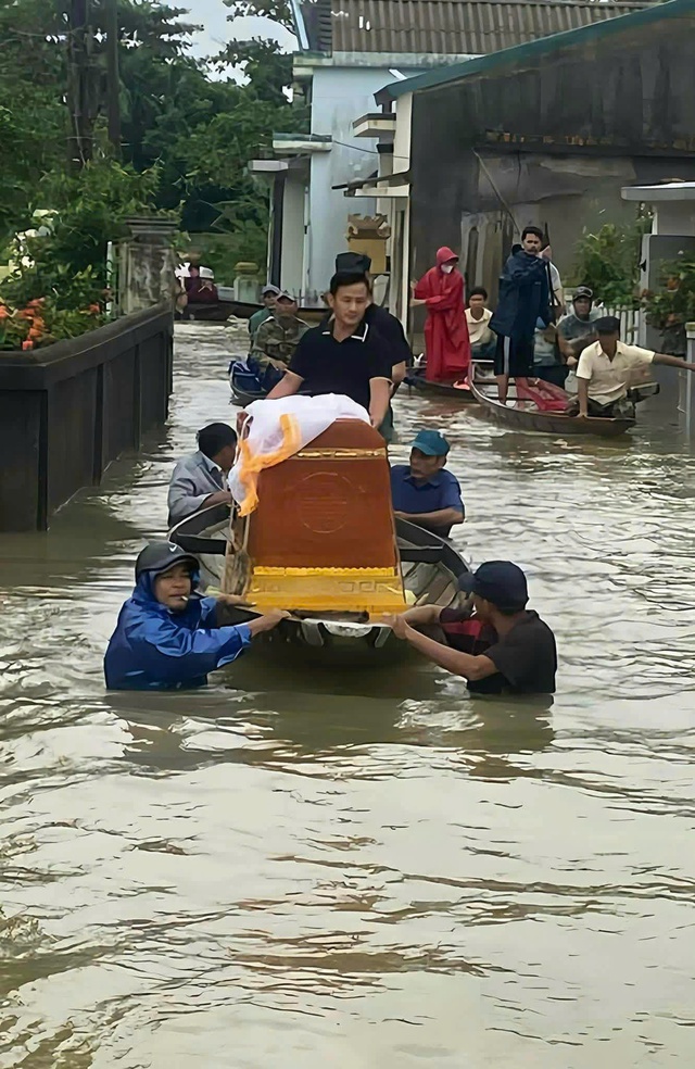 Quảng Trị: Một xã có 570 nhà bị ngập, dân dùng ghe đưa quan tài đến nơi cao ráo - Ảnh 9. Quảng Trị: Một xã có 570 nhà bị ngập, dân dùng ghe đưa quan tài đến nơi cao ráo - Ảnh 9.