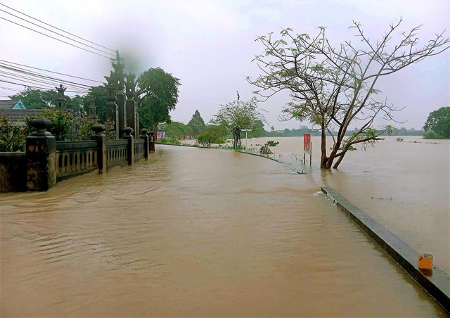 Quảng Trị: Một xã có 570 nhà bị ngập, dân dùng ghe đưa quan tài đến nơi cao ráo - Ảnh 6. Quảng Trị: Một xã có 570 nhà bị ngập, dân dùng ghe đưa quan tài đến nơi cao ráo - Ảnh 6.