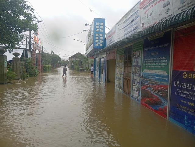Quảng Trị: Một xã có 570 nhà bị ngập, dân dùng ghe đưa quan tài đến nơi cao ráo - Ảnh 4. Quảng Trị: Một xã có 570 nhà bị ngập, dân dùng ghe đưa quan tài đến nơi cao ráo - Ảnh 4.