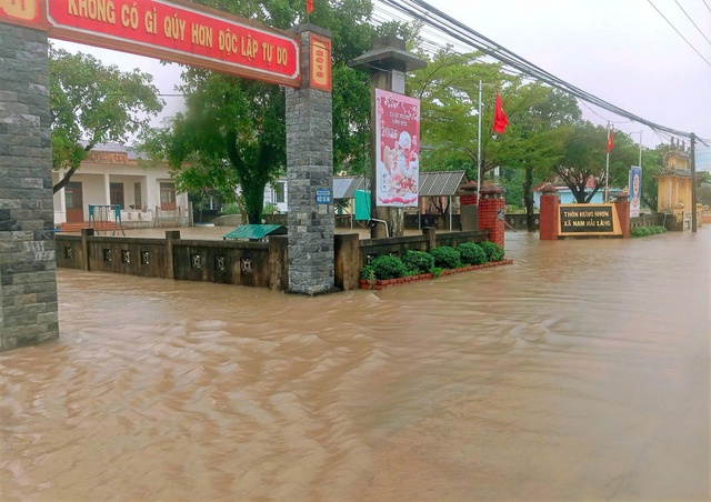 Quảng Trị: Một xã có 570 nhà bị ngập, dân dùng ghe đưa quan tài đến nơi cao ráo - Ảnh 2. Quảng Trị: Một xã có 570 nhà bị ngập, dân dùng ghe đưa quan tài đến nơi cao ráo - Ảnh 2.
