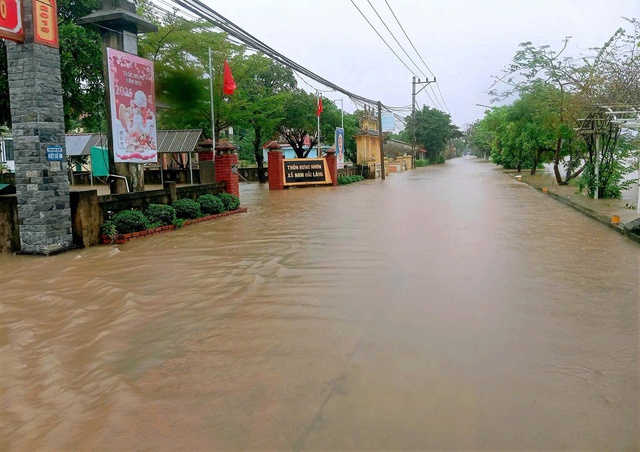Quảng Trị: Một xã có 570 nhà bị ngập, dân dùng ghe đưa quan tài đến nơi cao ráo - Ảnh 3. Quảng Trị: Một xã có 570 nhà bị ngập, dân dùng ghe đưa quan tài đến nơi cao ráo - Ảnh 3.