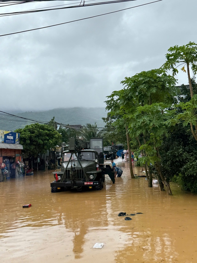 Lũ Đà Nẵng vượt mốc lịch sử 1964 , người dân kêu cứu trong đêm - Ảnh 11. Lũ Đà Nẵng vượt mốc lịch sử 1964 , người dân kêu cứu trong đêm - Ảnh 11.