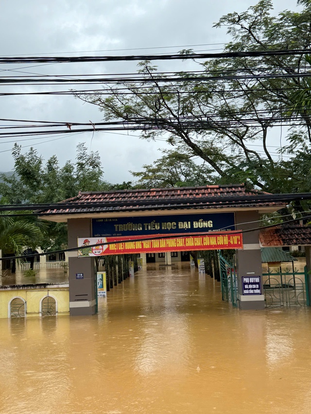 Lũ Đà Nẵng vượt mốc lịch sử 1964 , người dân kêu cứu trong đêm - Ảnh 10. Lũ Đà Nẵng vượt mốc lịch sử 1964 , người dân kêu cứu trong đêm - Ảnh 10.