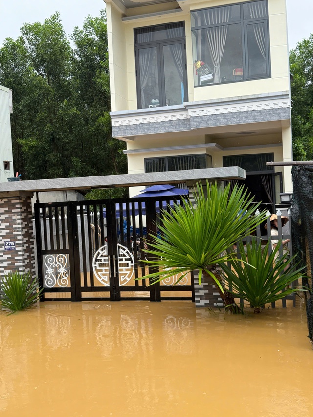 Lũ Đà Nẵng vượt mốc lịch sử 1964 , người dân kêu cứu trong đêm - Ảnh 9. Lũ Đà Nẵng vượt mốc lịch sử 1964 , người dân kêu cứu trong đêm - Ảnh 9.