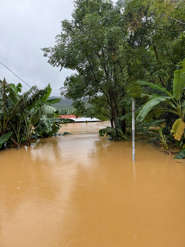 Lũ Đà Nẵng vượt mốc lịch sử 1964 , người dân kêu cứu trong đêm - Ảnh 8. Lũ Đà Nẵng vượt mốc lịch sử 1964 , người dân kêu cứu trong đêm - Ảnh 8.