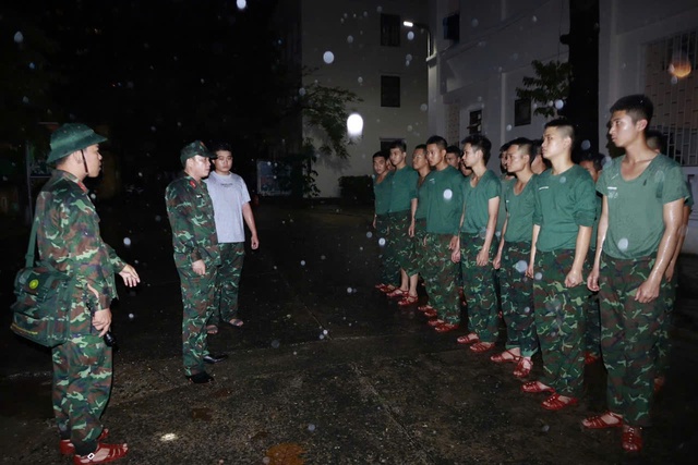 Lũ Đà Nẵng vượt mốc lịch sử 1964 , người dân kêu cứu trong đêm - Ảnh 5. Lũ Đà Nẵng vượt mốc lịch sử 1964 , người dân kêu cứu trong đêm - Ảnh 5.