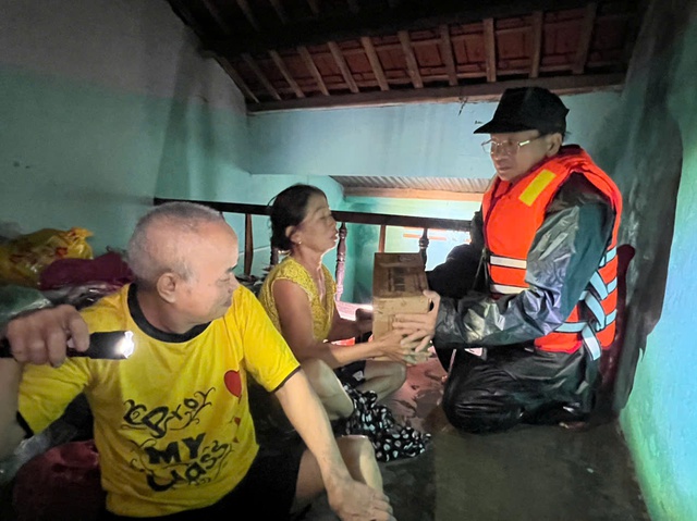 Lũ Đà Nẵng vượt mốc lịch sử 1964 , người dân kêu cứu trong đêm - Ảnh 3. Lũ Đà Nẵng vượt mốc lịch sử 1964 , người dân kêu cứu trong đêm - Ảnh 3.