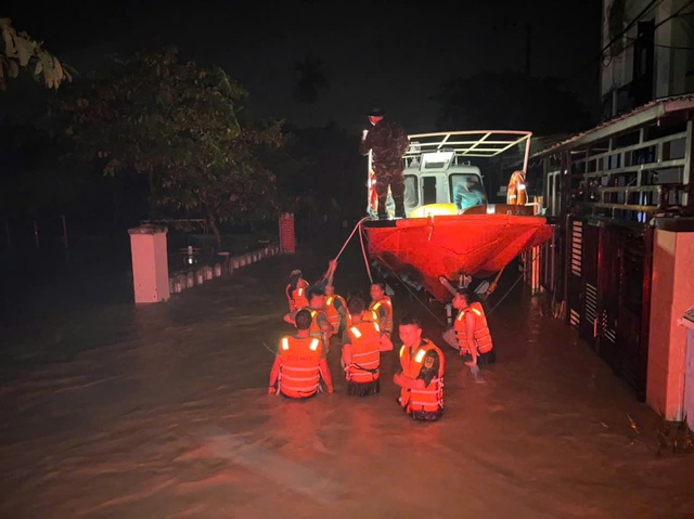Lũ Đà Nẵng vượt mốc lịch sử 1964 , người dân kêu cứu trong đêm - Ảnh 1. Lũ Đà Nẵng vượt mốc lịch sử 1964 , người dân kêu cứu trong đêm - Ảnh 1.