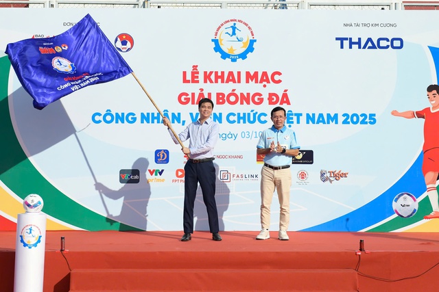 HLV Kim Sang Sik dự lễ khai mạc giải bóng đá công nhân, viên chức Việt Nam 2025 - Ảnh 1.
