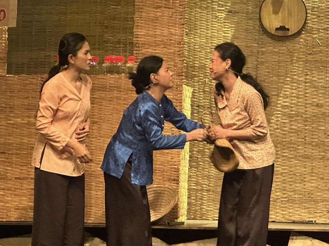Khóc cười với Hoài Linh, Cát Phượng trong phiên bản mới của "Hiu hiu gió bấc" - Ảnh 2.