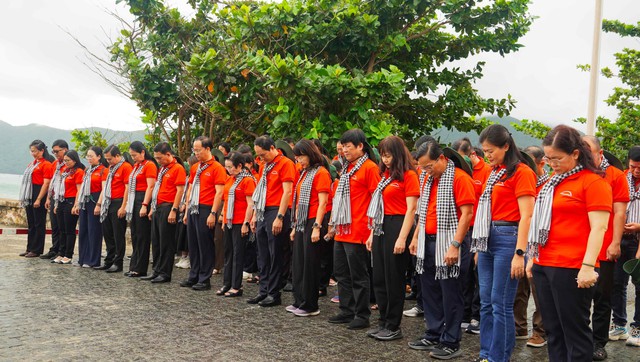 Đảng ủy các cơ quan Đảng TP HCM hành trình về nguồn tại Côn Đảo - Ảnh 1.