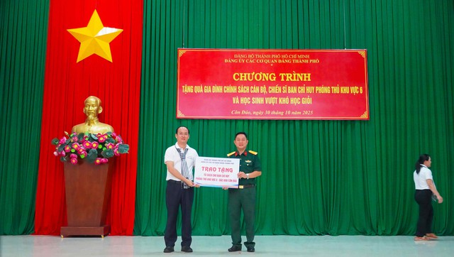 Đảng ủy các cơ quan Đảng TP HCM tổ chức chuỗi hoạt động an sinh xã hội, tri ân tại Côn Đảo - Ảnh 4.