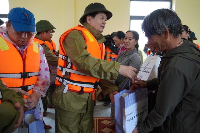 Phó Thủ tướng thăm người dân Quảng Trị giữa lũ lụt khắc nghiệt - Ảnh 4.