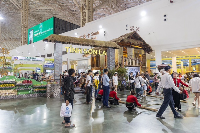 “Sàn diễn” khổng lồ của đặc sản vùng miền: Hành trình khám phá “Việt Nam thu nhỏ” giữa lòng VEC - Ảnh 1.