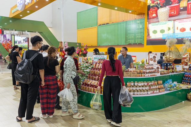 “Sàn diễn” khổng lồ của đặc sản vùng miền: Hành trình khám phá “Việt Nam thu nhỏ” giữa lòng VEC - Ảnh 2.