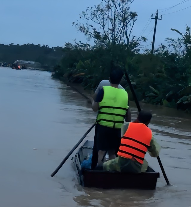Hàng chục người đang tìm kiếm bé gái 11 tuổi mất tích do lũ cuốn ở Quảng Trị - Ảnh 1. Hàng chục người đang tìm kiếm bé gái 11 tuổi mất tích do lũ cuốn ở Quảng Trị - Ảnh 1.