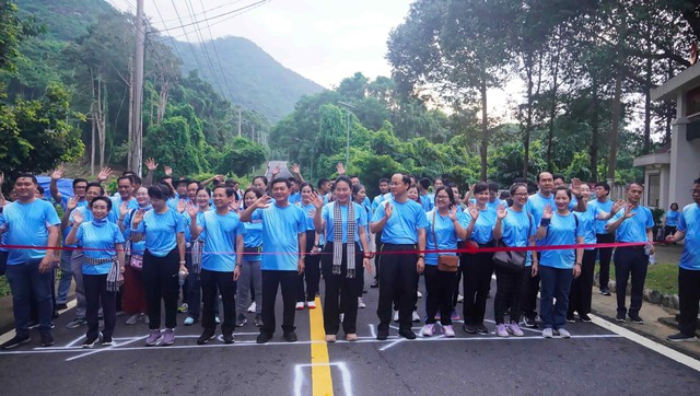 Đi bộ đồng hành vì "Côn Đảo xanh" - Ảnh 1.