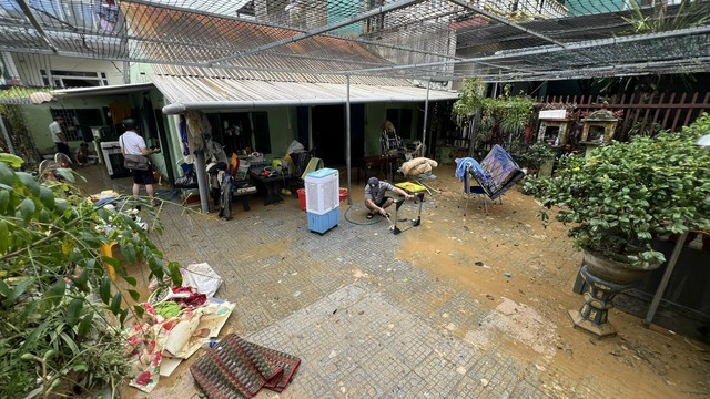 Chương trình "Trái tim miền Trung" hỗ trợ các gia đình nạn nhân lũ lụt ở Huế - Ảnh 7.