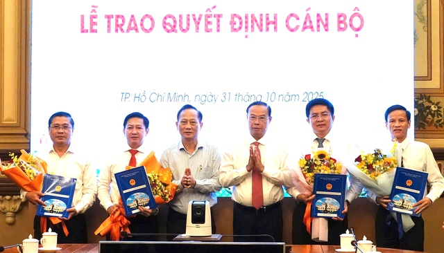 UBND TP HCM điều động, bổ nhiệm nhiều cán bộ lãnh đạo - Ảnh 1.