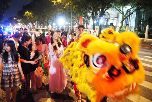 Hình ảnh hàng trăm thiếu nhi vui rước đèn, đón trung thu giữa lòng TP HCM - Ảnh 10.