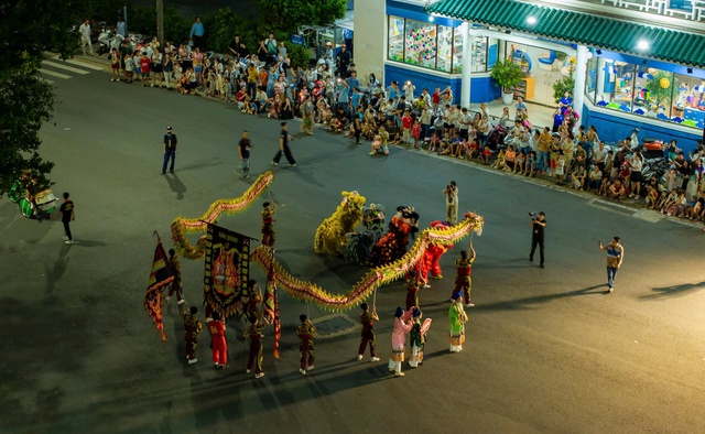 Ngắm lân - sư - rồng "đại náo" đường phố Huế trong dịp Trung thu - Ảnh 13.