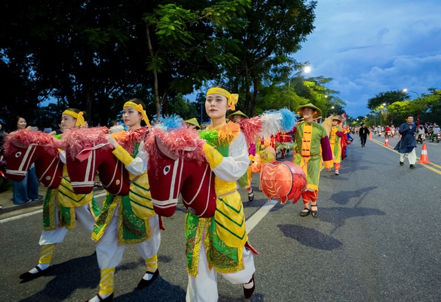 Ngắm lân - sư - rồng "đại náo" đường phố Huế trong dịp Trung thu - Ảnh 8.