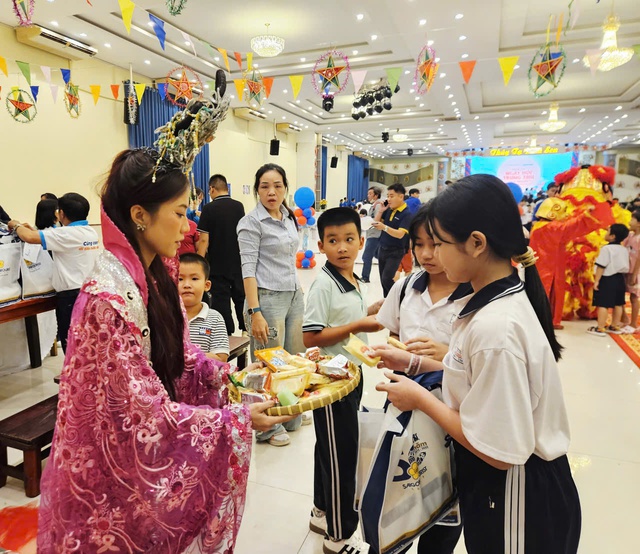 Ngày hội Trung thu cho trẻ em khó khăn tại TP HCM mang ý nghĩa kinh tế sâu sắc - Ảnh 4.