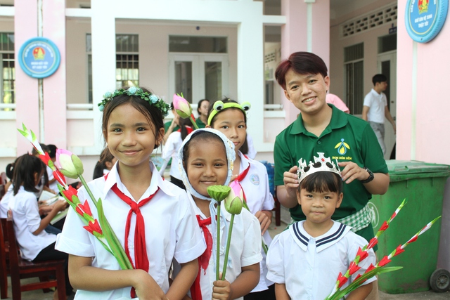 Thắp sáng nụ cười cho hơn 500 trẻ em vùng xa - Ảnh 4.