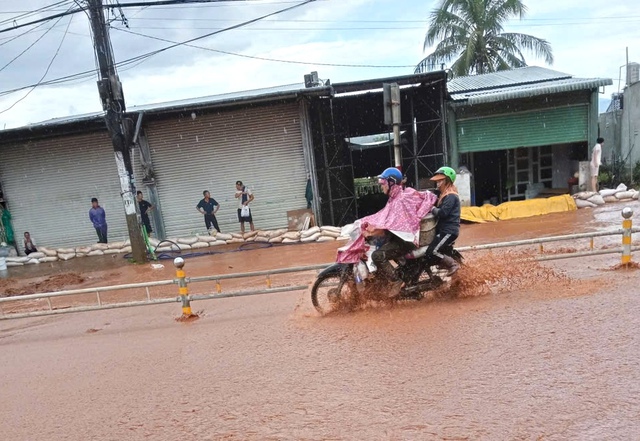 Quốc lộ 14 ngập bùn đất mùa mưa: Hệ lụy và giải pháp khắc phục - Ảnh 3. Quốc lộ 14 ngập bùn đất mùa mưa: Hệ lụy và giải pháp khắc phục - Ảnh 3.