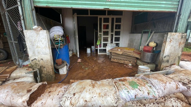 Quốc lộ 14 ngập bùn đất mùa mưa: Hệ lụy và giải pháp khắc phục - Ảnh 4. Quốc lộ 14 ngập bùn đất mùa mưa: Hệ lụy và giải pháp khắc phục - Ảnh 4.