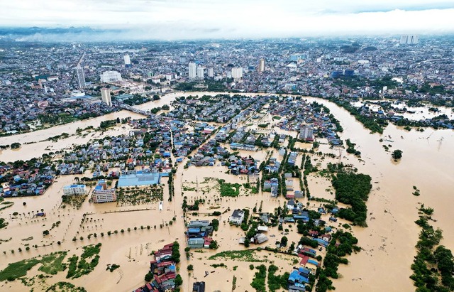 Những tiếng kêu cứu giữa ngập lụt kinh hoàng tại Thái Nguyên - Ảnh 1. Những tiếng kêu cứu giữa ngập lụt kinh hoàng tại Thái Nguyên - Ảnh 1.