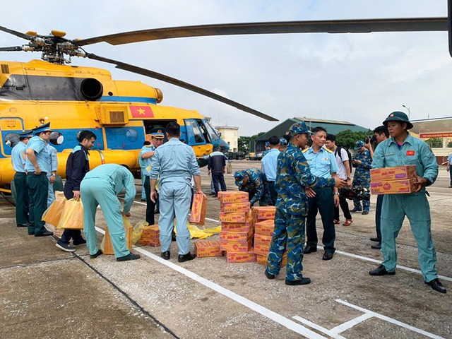 Trực thăng không quân bay cứu trợ nhân dân Lạng Sơn bị lũ lụt cô lập - Ảnh 1.