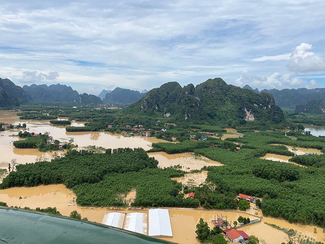 Trực thăng không quân bay cứu trợ nhân dân Lạng Sơn bị lũ lụt cô lập - Ảnh 4.