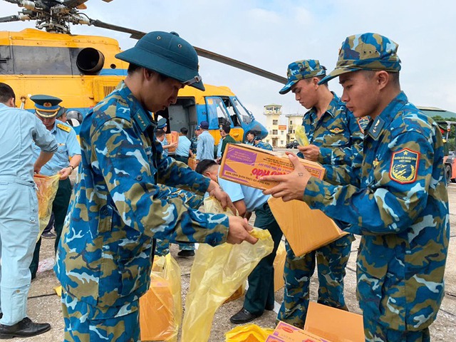 Trực thăng không quân bay cứu trợ nhân dân Lạng Sơn bị lũ lụt cô lập - Ảnh 3.