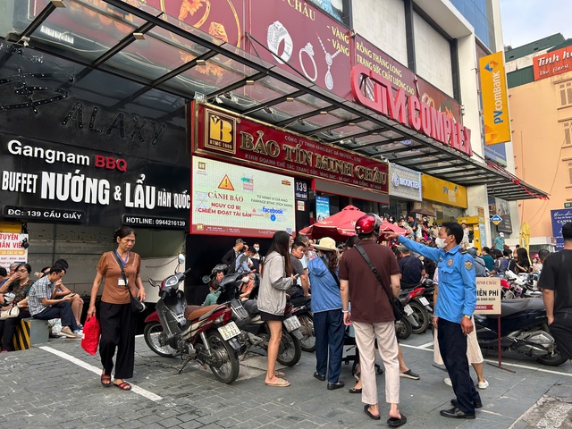 Giá vàng lập đỉnh mới: Người dân xếp hàng chờ mua vàng tại Hà Nội - Ảnh 2.