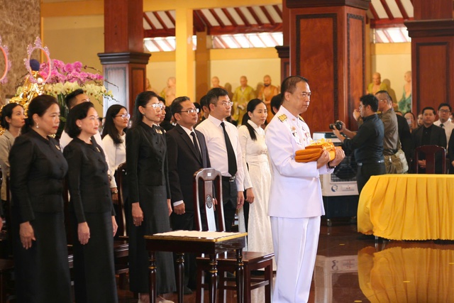 Thứ trưởng Ngoại giao Thái Lan dâng Y Kathina tại Việt Nam - Ảnh 1.