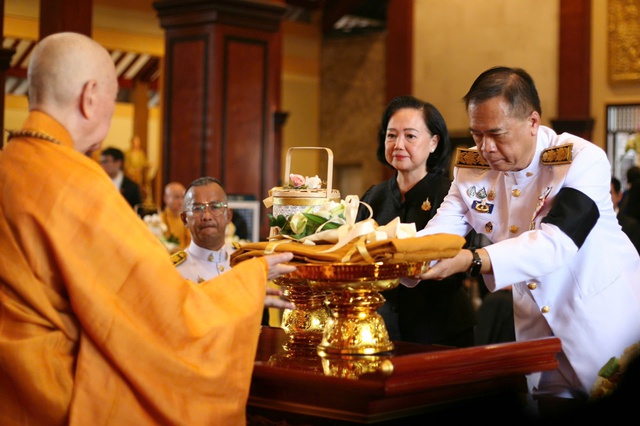 Thứ trưởng Ngoại giao Thái Lan dâng Y Kathina tại Việt Nam - Ảnh 4.