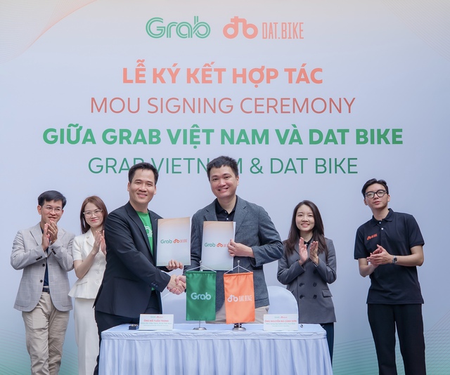 Grab Việt Nam và Dat Bike hợp tác hỗ trợ tài xế công nghệ chuyển đổi xanh - Ảnh 1.