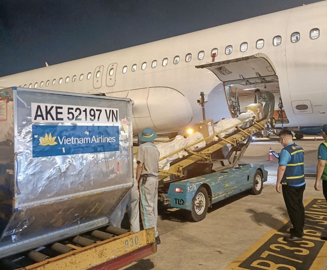 Chuyến bay Vietnam Airlines chở hàng hỗ trợ từ TP HCM đến miền Trung đã hạ cánh - Ảnh 1. Chuyến bay Vietnam Airlines chở hàng hỗ trợ từ TP HCM đến miền Trung đã hạ cánh - Ảnh 1.