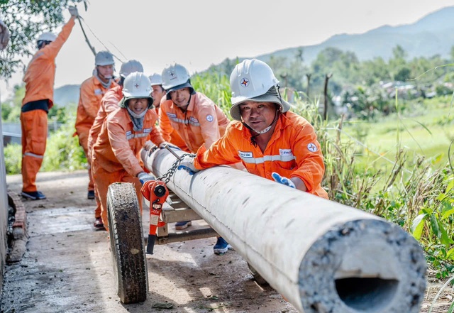 EVNCPC: Cấp điện trở lại cho gần 1,4 triệu khách hàng miền Trung – Tây Nguyên sau bão số 13 Kalmaegi - Ảnh 1.