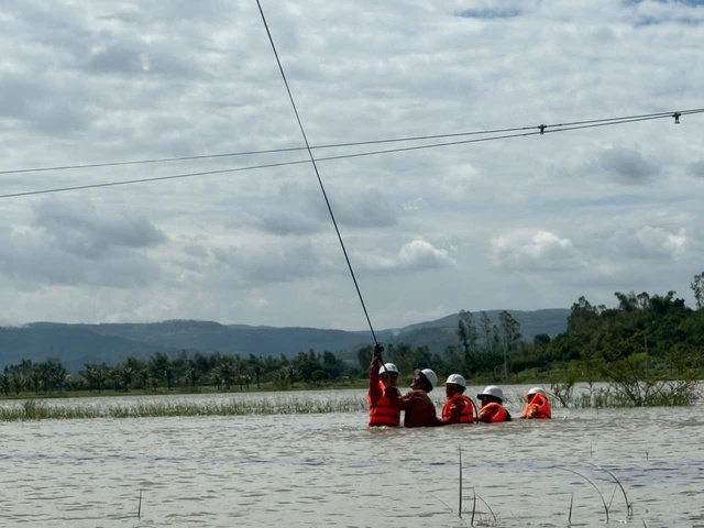 EVNCPC: Cấp điện trở lại cho gần 1,4 triệu khách hàng miền Trung – Tây Nguyên sau bão số 13 Kalmaegi - Ảnh 10.