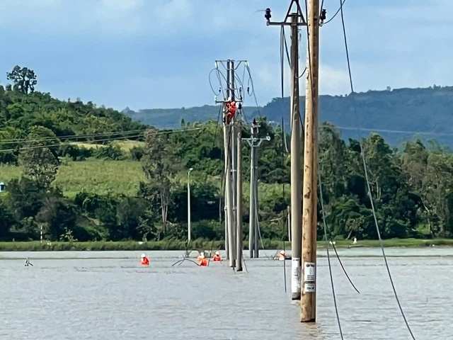EVNCPC: Cấp điện trở lại cho gần 1,4 triệu khách hàng miền Trung – Tây Nguyên sau bão số 13 Kalmaegi - Ảnh 12.